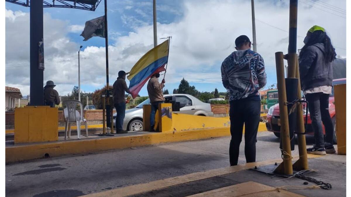 Acuerdan temporalmente levantar bloqueos en el peaje de Tuta, Boyacá