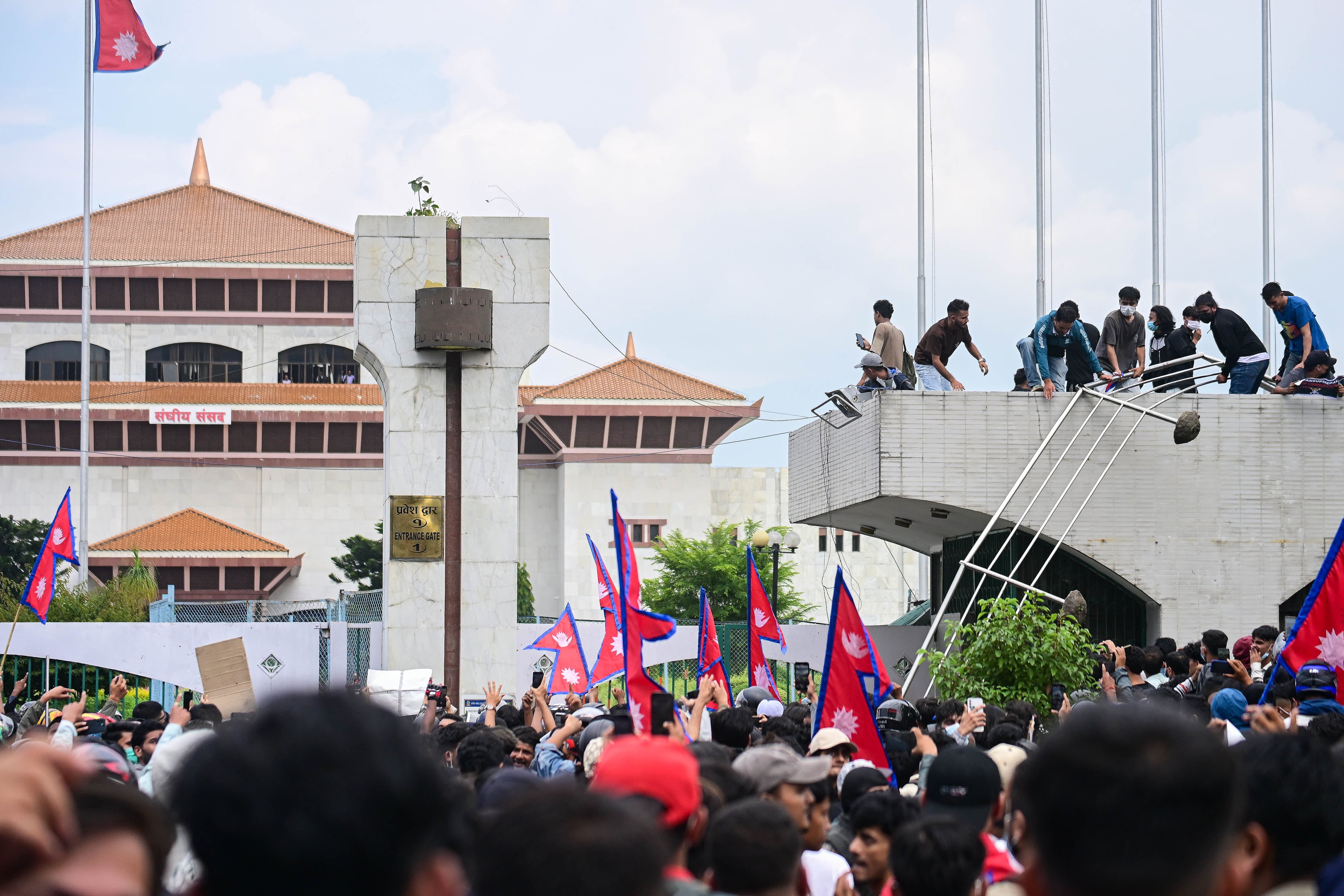 Manifestantes de la Generación Z sobre el techo de la casa de un parlamentario en Nepal.
(Foto: Safal Prakash Shrestha/NurPhoto via Getty Images)