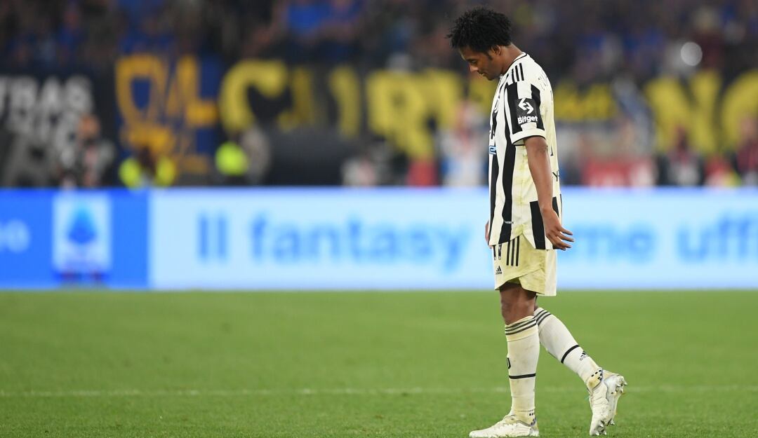 Juan Guillermo Cuadrado se lamenta tras perder la final de la Copa Italia.