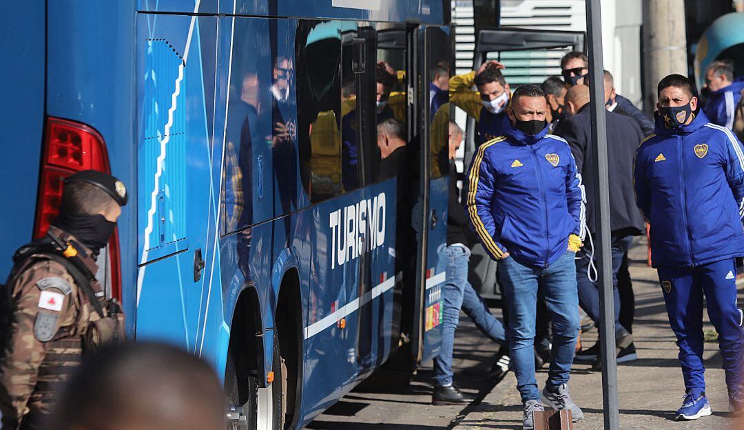 Los jugadores de Boca esperan en el bus sin poderse marchar de Brasil.