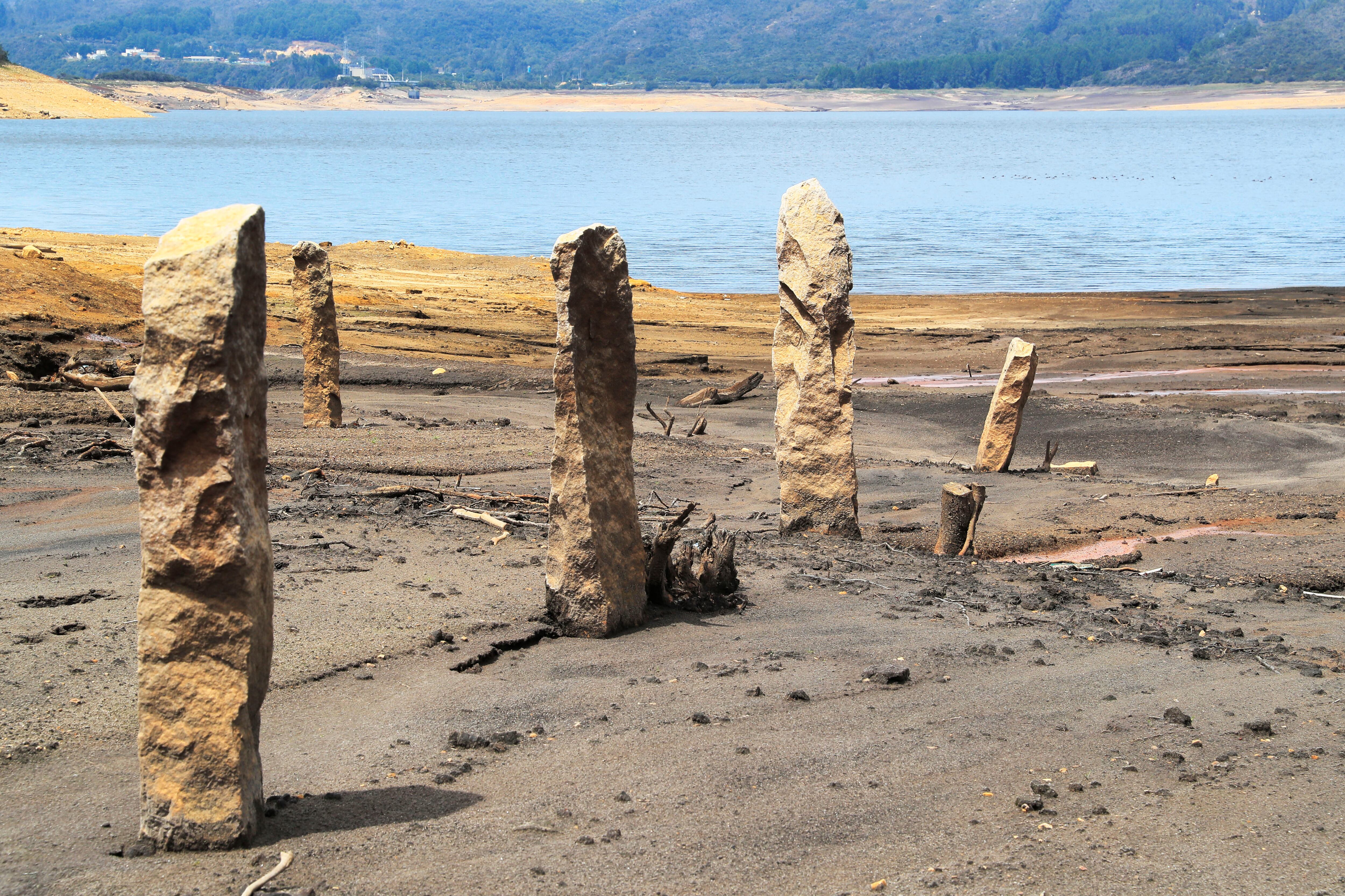 CAL400. LA CALERA(COLOMBIA), 11/04/2024.- Con extensas playas formadas por la falta de agua se observa este jueves el embalse San Rafael ubicado en el municipio de La Calera (Colombia). El racionamiento de agua ordenado por la Alcaldía de Bogotá ante los bajos niveles que tienen los embalses que abastecen a la ciudad, debido a la sequía agravada por el fenómeno de El Niño, comenzó este jueves en numerosos barrios del centro y el norte de la capital colombiana, de casi 8 millones de habitantes, con cortes del suministro por 24 horas. EFE/Carlos Ortega