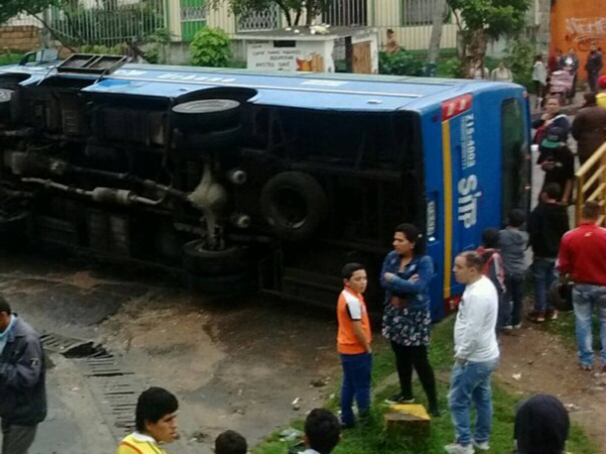 SITP se volcó en la localidad de San Cristóbal