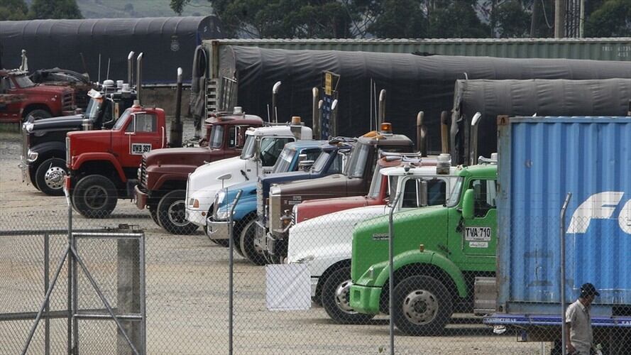Los transportadores de carga, agremiados en Colfecar, consideran que la medida encarece los costos operativos del sector y afecta la economía del país. Foto: Colprensa