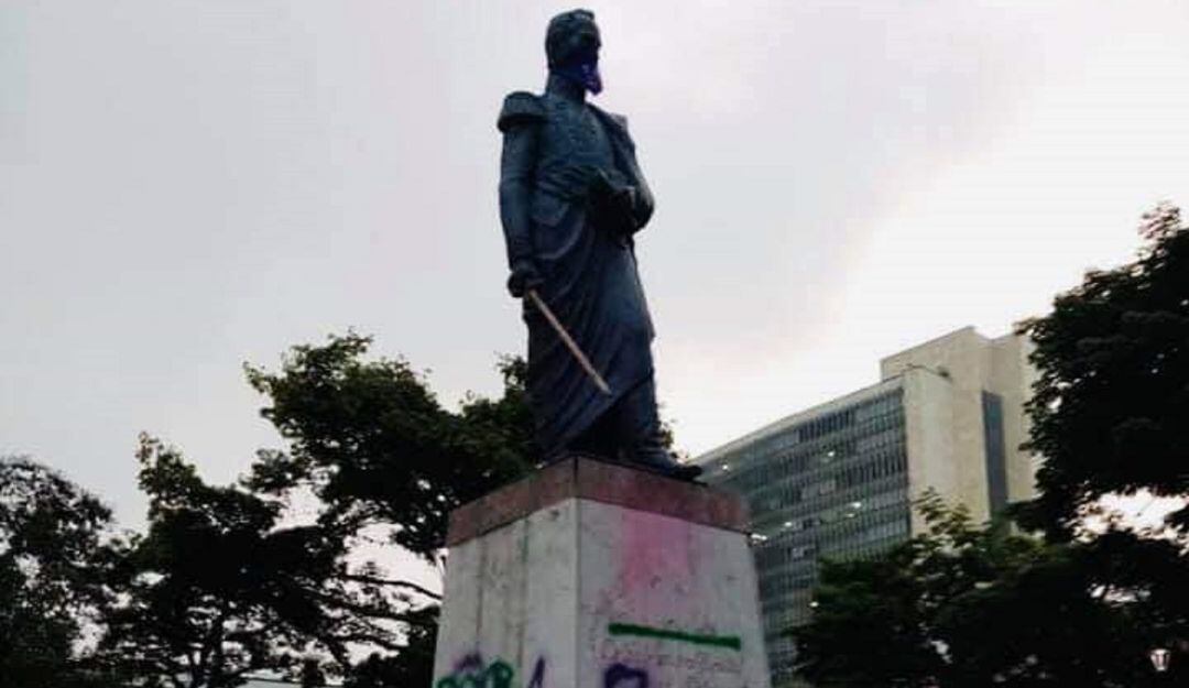 Así quedó el pedestal del Simón Bolívar. 