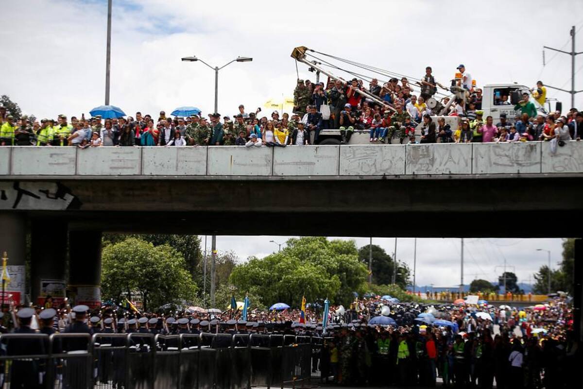 Miles de bogotanos salieron a las calles a observar el desfile del 20 de julio que realizan las Fuerzas Armadas Colombianas.