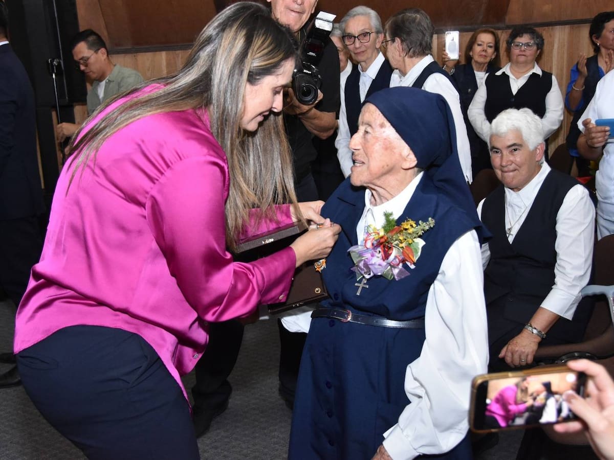 Congreso de la República condecoró a la Madre Laurita en Popayán