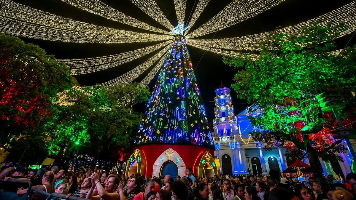 Los mejores pueblos para ver alumbrados navideños cerca de Medellín según la IA