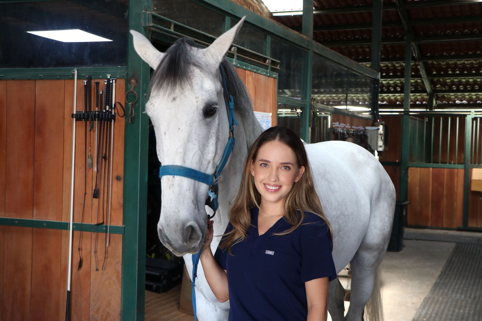 La trayectoria de Mishell Ramírez Moreta muestra el camino de una médica veterinaria ecuatoriana que ha sabido crecer entre hospitales especializados, trabajo de campo, reproducción bovina, cirugía, anestesia y manejo clínico de grandes animales