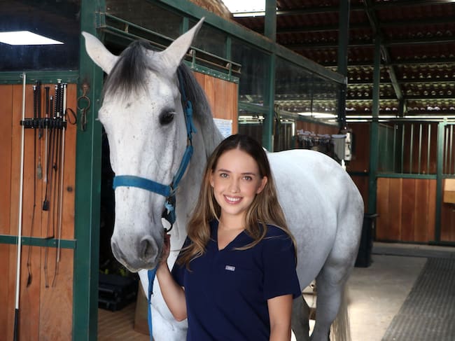 La trayectoria de Mishell Ramírez Moreta muestra el camino de una médica veterinaria ecuatoriana que ha sabido crecer entre hospitales especializados, trabajo de campo, reproducción bovina, cirugía, anestesia y manejo clínico de grandes animales