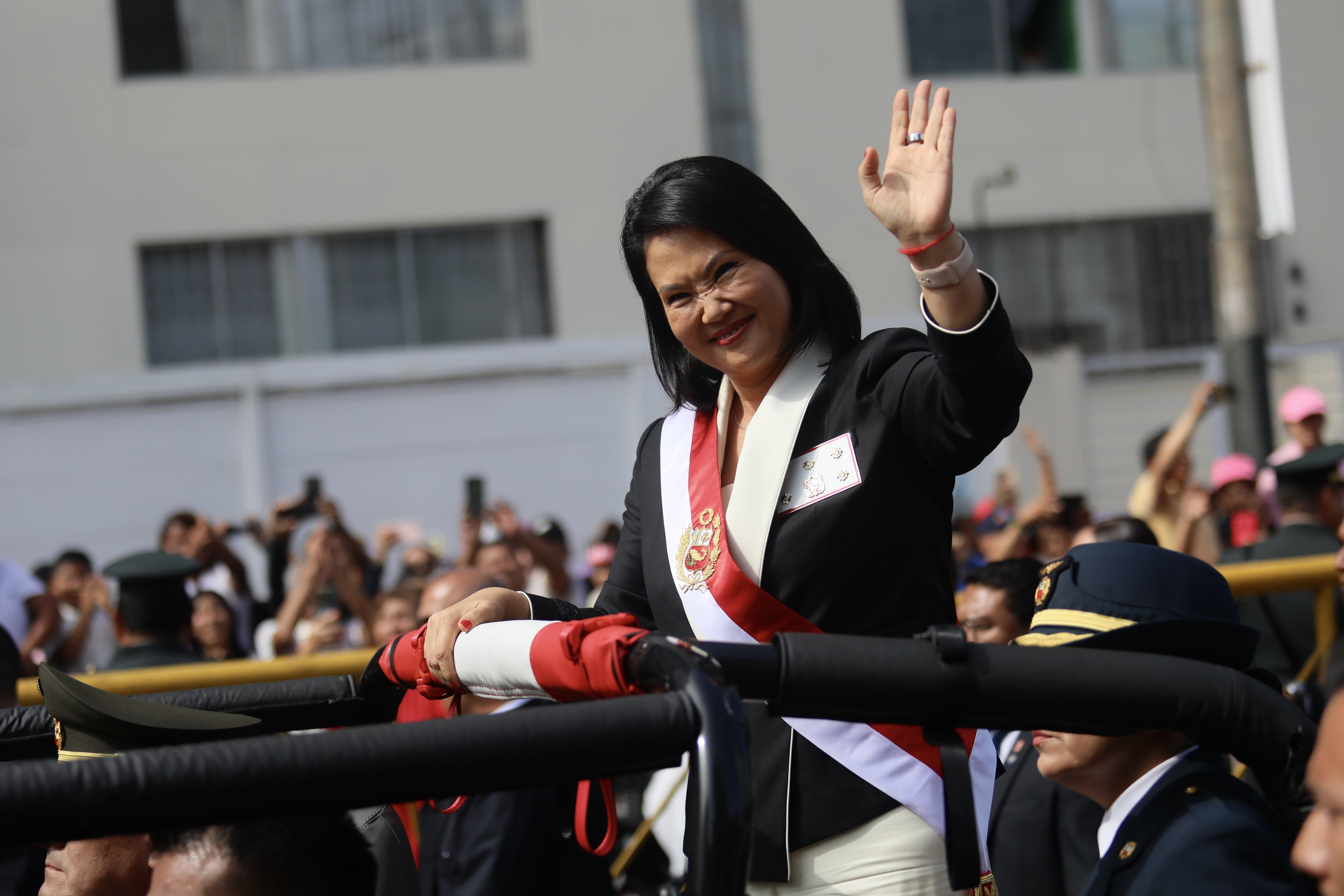 La presidenta Keiko Fujimori durante el desfile civico-militar en conmemoración a los 205 años de independencia del Perú. 
(Foto:   Klebher Vasquez/Anadolu via Getty Images)