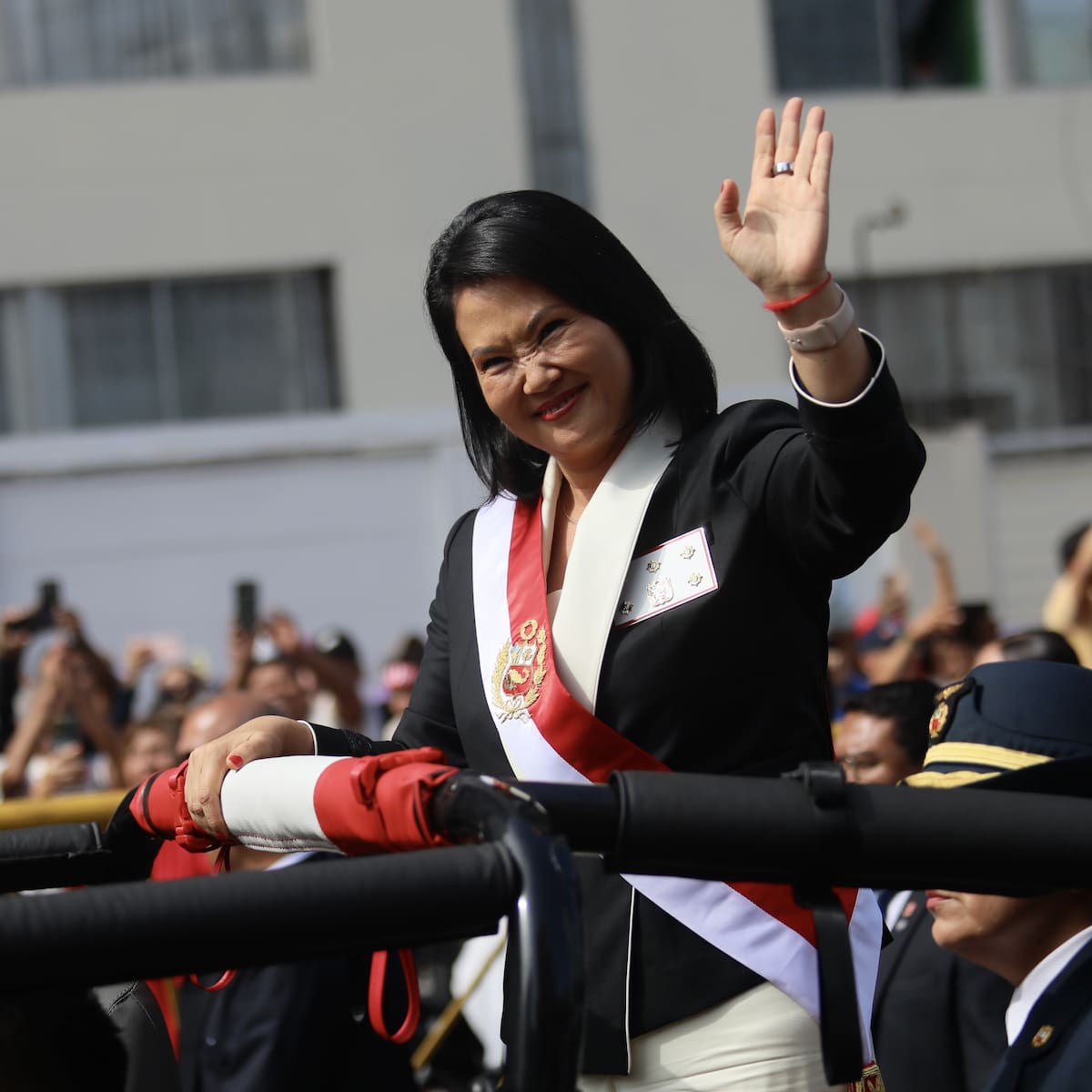 Perú: ministros del gobierno Fujimori anuncian aumento salarial y medidas de seguridad
