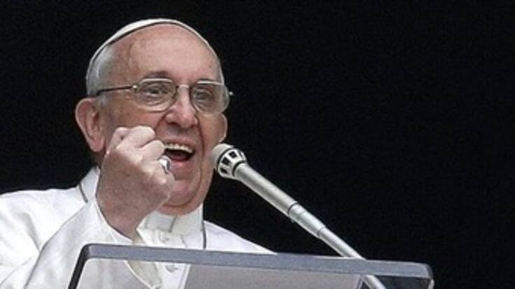 Papa Francisco bromea y da consejos a las parejas en San Valentín