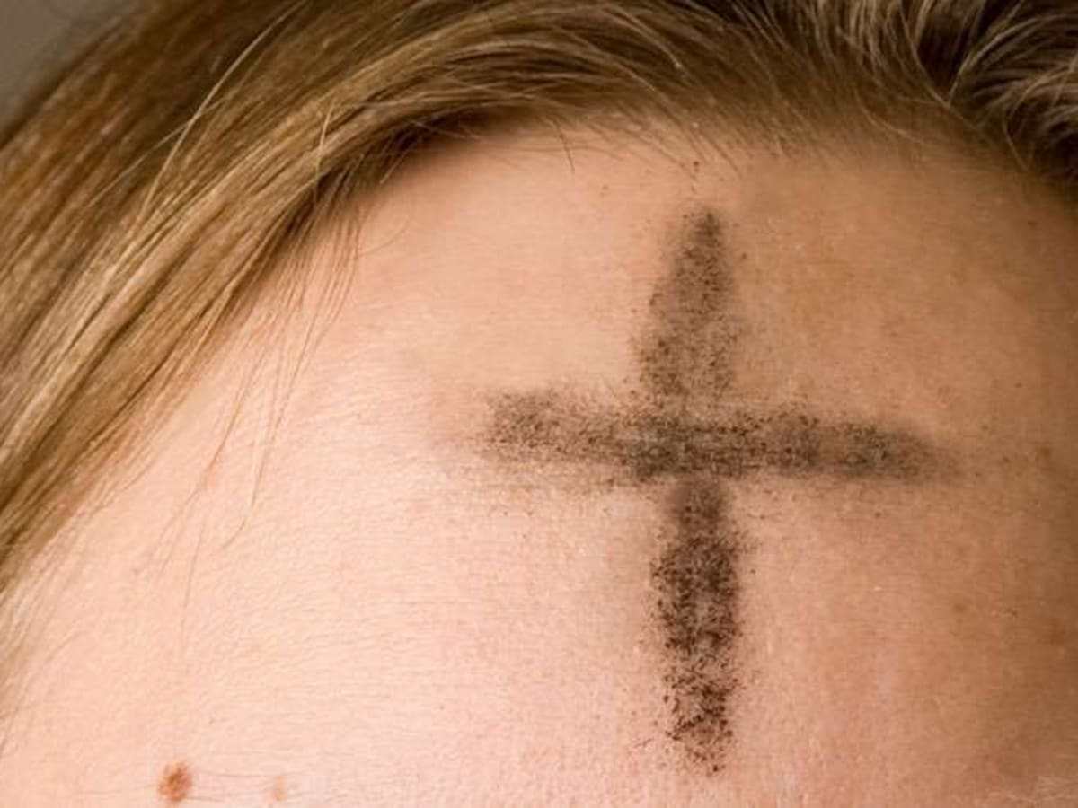 Se pusieron la cruz el miércoles de ceniza y aparecieron con quemaduras en la frente