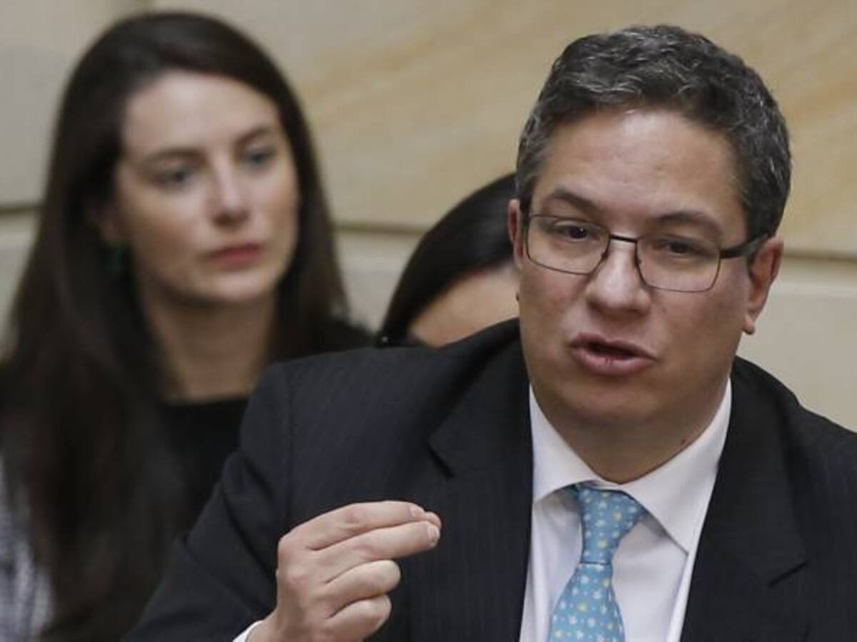 A través de empresas de papel está llegando el contrabando a Colombia: Santiago Rojas