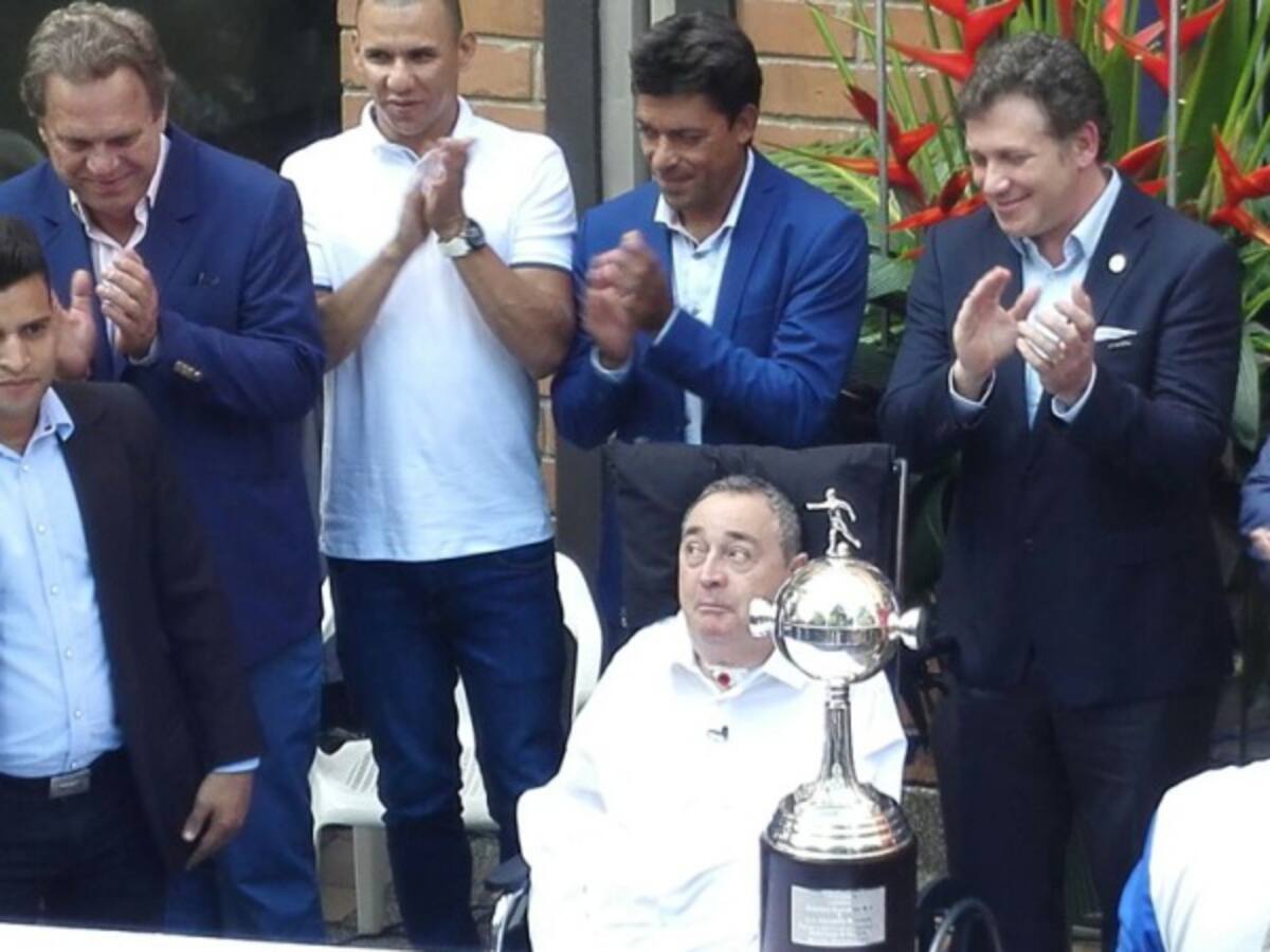 Luis Fernando Montoya fue homenajeado con una réplica de la Copa Libertadores