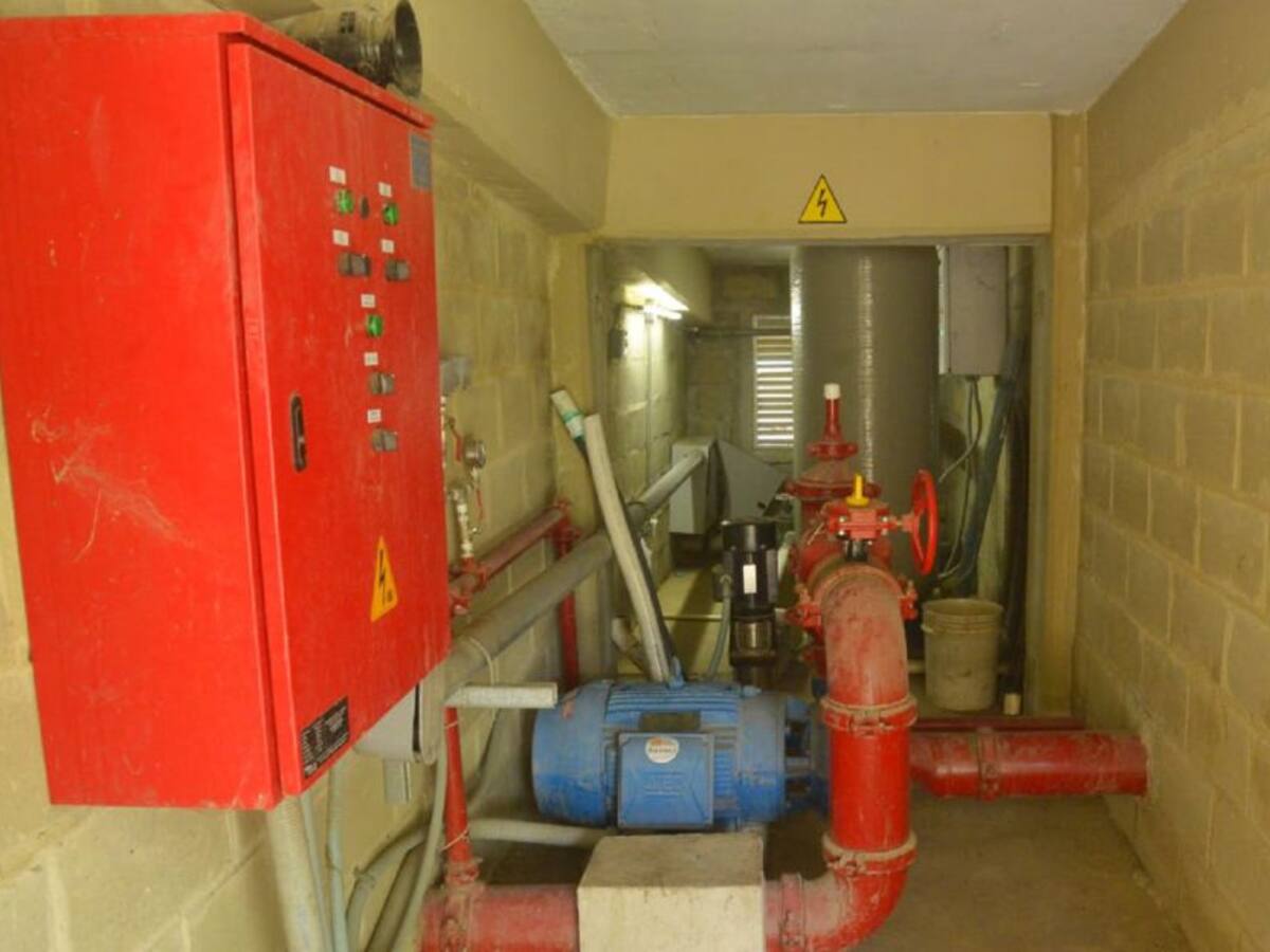 Trabajos en sistema de agua potable del mercado Santa Rita