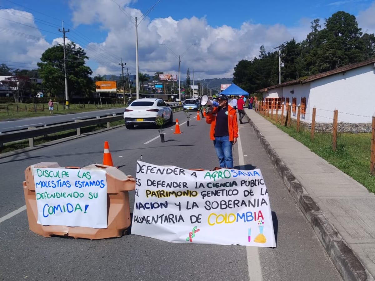 Sintragrosavia mediante plantón, expresa su desacuerdo con la reducción del 60% de presupuesto