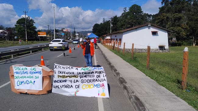 Sintagrosavia mediante plantón, expresa su desacuerdo con la reducción del 60% de presupuesto. Foto: Cortesía.