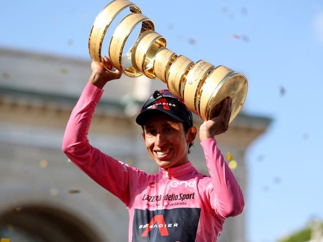 Egan Bernal con su trofeo del Giro de Italia.