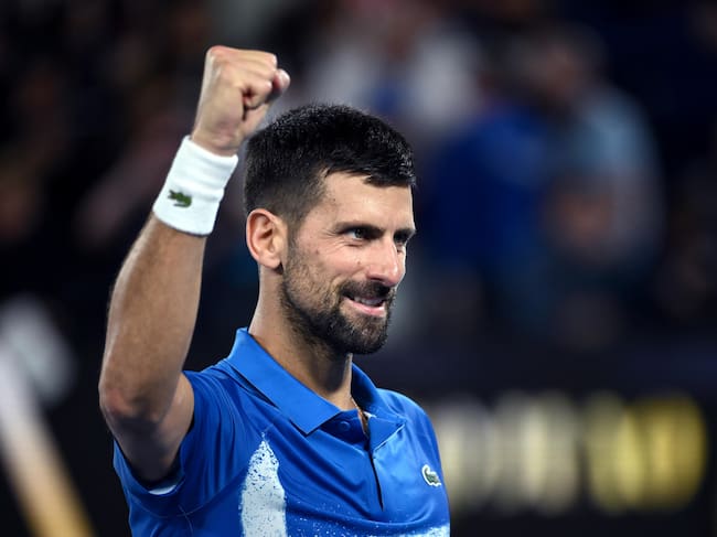 Melbourne (Australia), 22/01/2025.- Novak Djokovic of Serbia reacts during his Men's Singles quarterfinal match against Carlos Alcaraz of Spain at the Australian Open tennis tournament in Melbourne, Australia, 22 January 2025. (Tenis, España) EFE/EPA/JOEL CARRETT AUSTRALIA AND NEW ZEALAND OUT