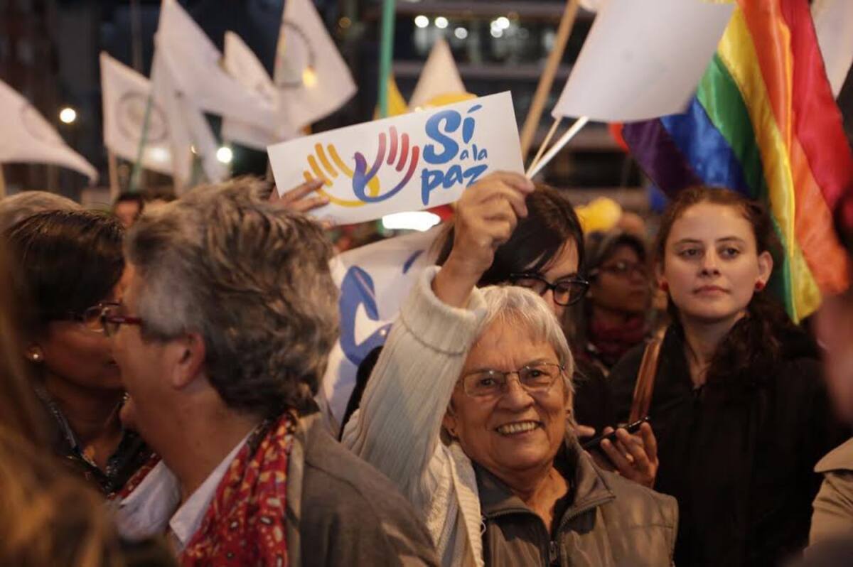 Personas de todas las edades se reunieron en parques públicos para recibir el anuncio y escuchar las palabras del presiente Santos. 