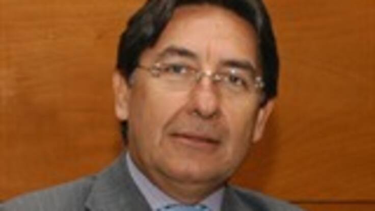 La CNTV no tiene otro camino que aplazar licitación del tercer canal: Néstor Humberto Martínez