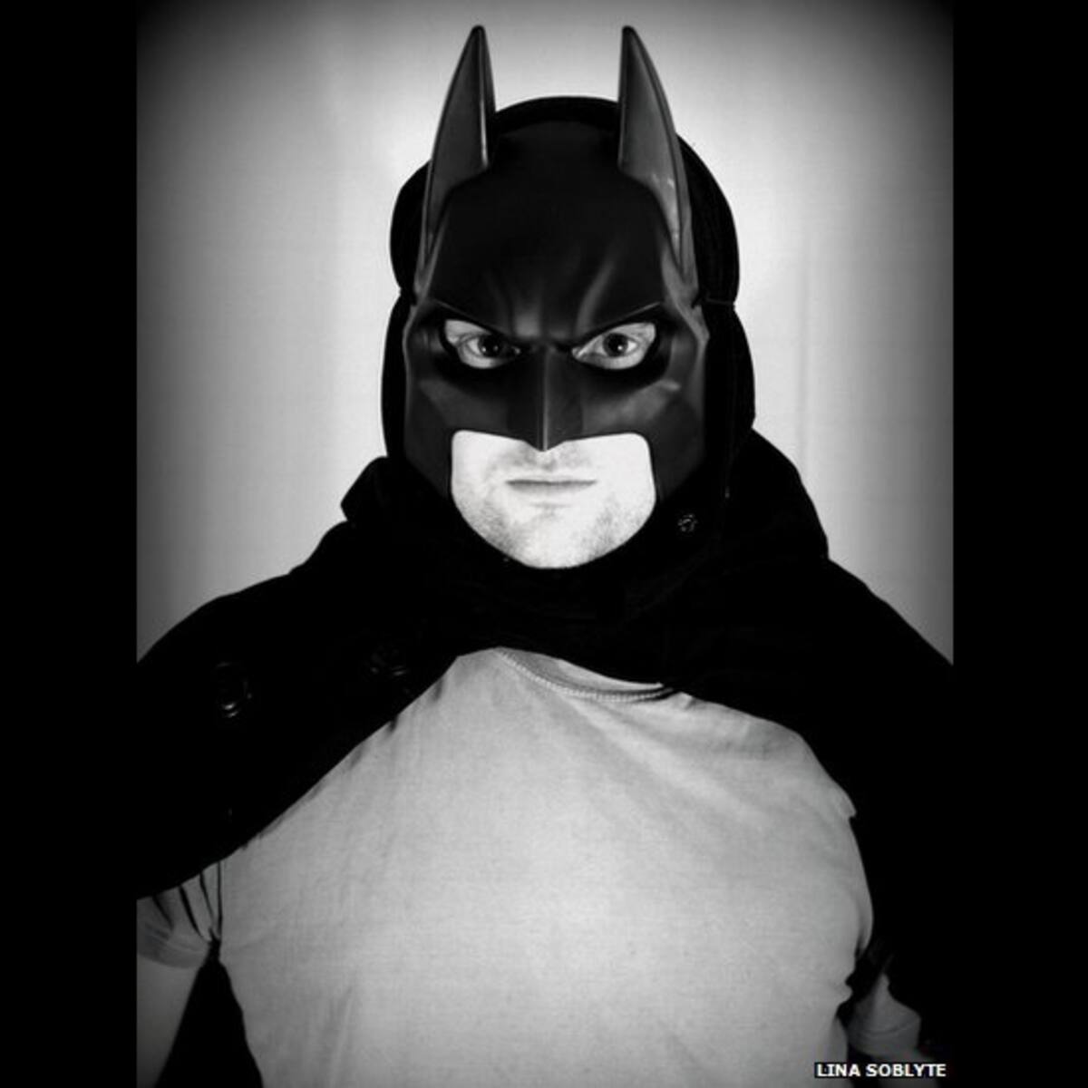 Una serie de máscaras descansando en una cama.  Foto: Susan Russo Gelbart