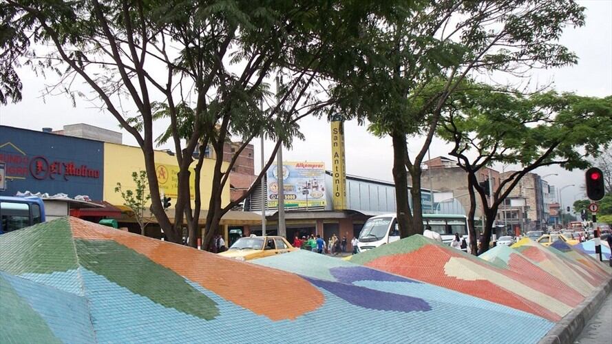 Pirámides de la avenida oriental de Medellín serán reemplazadas por un corredor verde. Foto: Colprensa