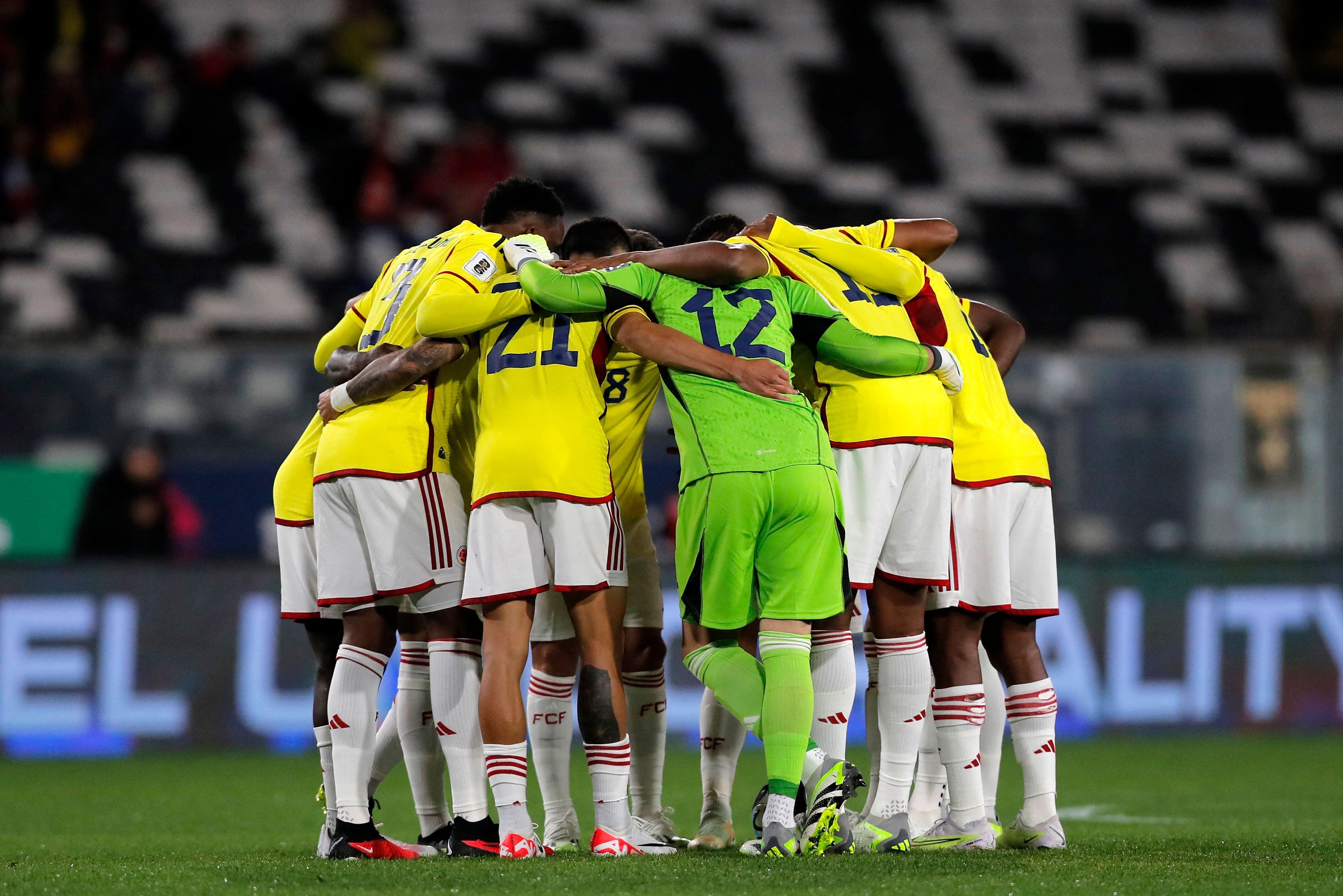 Los jugadores de la Selección Colombia pevio al juego ante Chile en Santiago. (Photo by JAVIER TORRES/AFP via Getty Images)