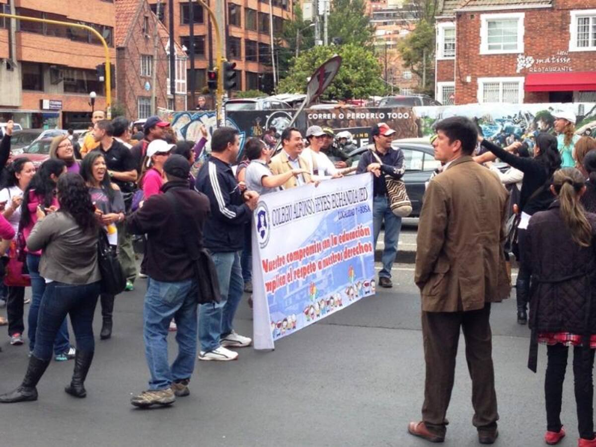 os manifestantes, maestros que no acataron la directriz de la Federación Colombiana de Educadores (Fecode) sobre la suspensión del paro de educadores, eran numerosos y ocupaban más de dos cuadras desplegados sobre los tres carriles del sentido norte-sur.