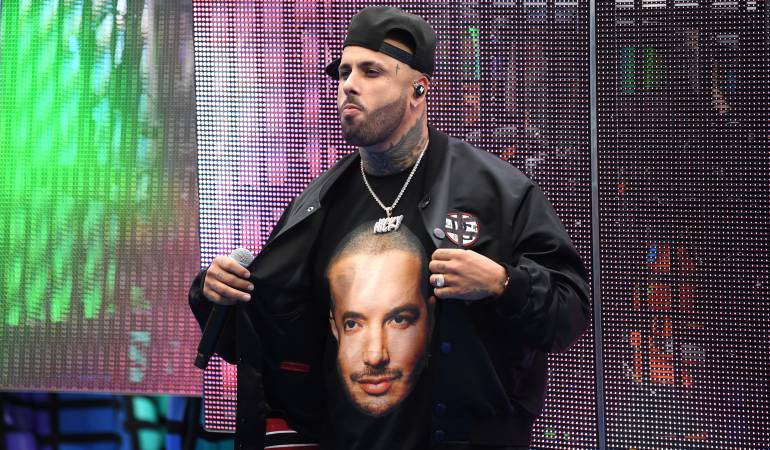Nicky Jam, luciendo una camiseta con la cara de J Balvin