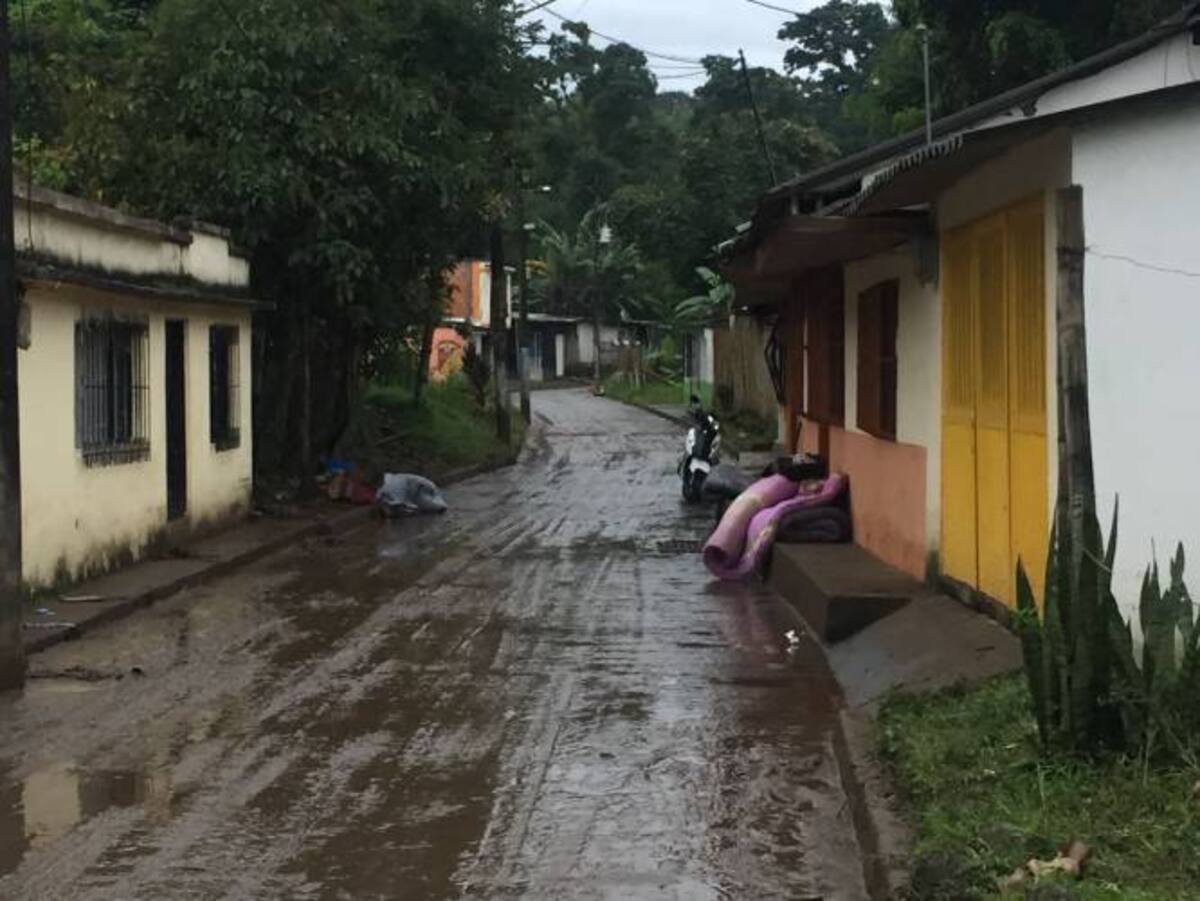 Entrada principal del barrio Rocío Bajo con lodo luego del desbordamiento del río Consota