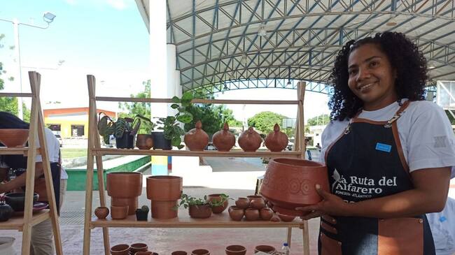 Nataly Pertuz hace parte de los procesos de alfarería.
