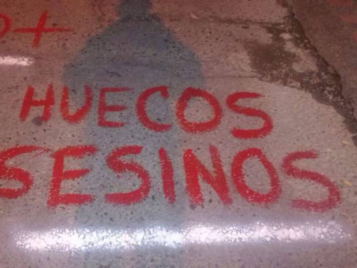 Señalizan los huecos más peligrosos de las vías de Pereira