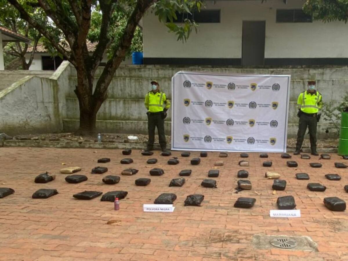 Incautan marihuana y pólvora transportada en caneca de gel antibacterial