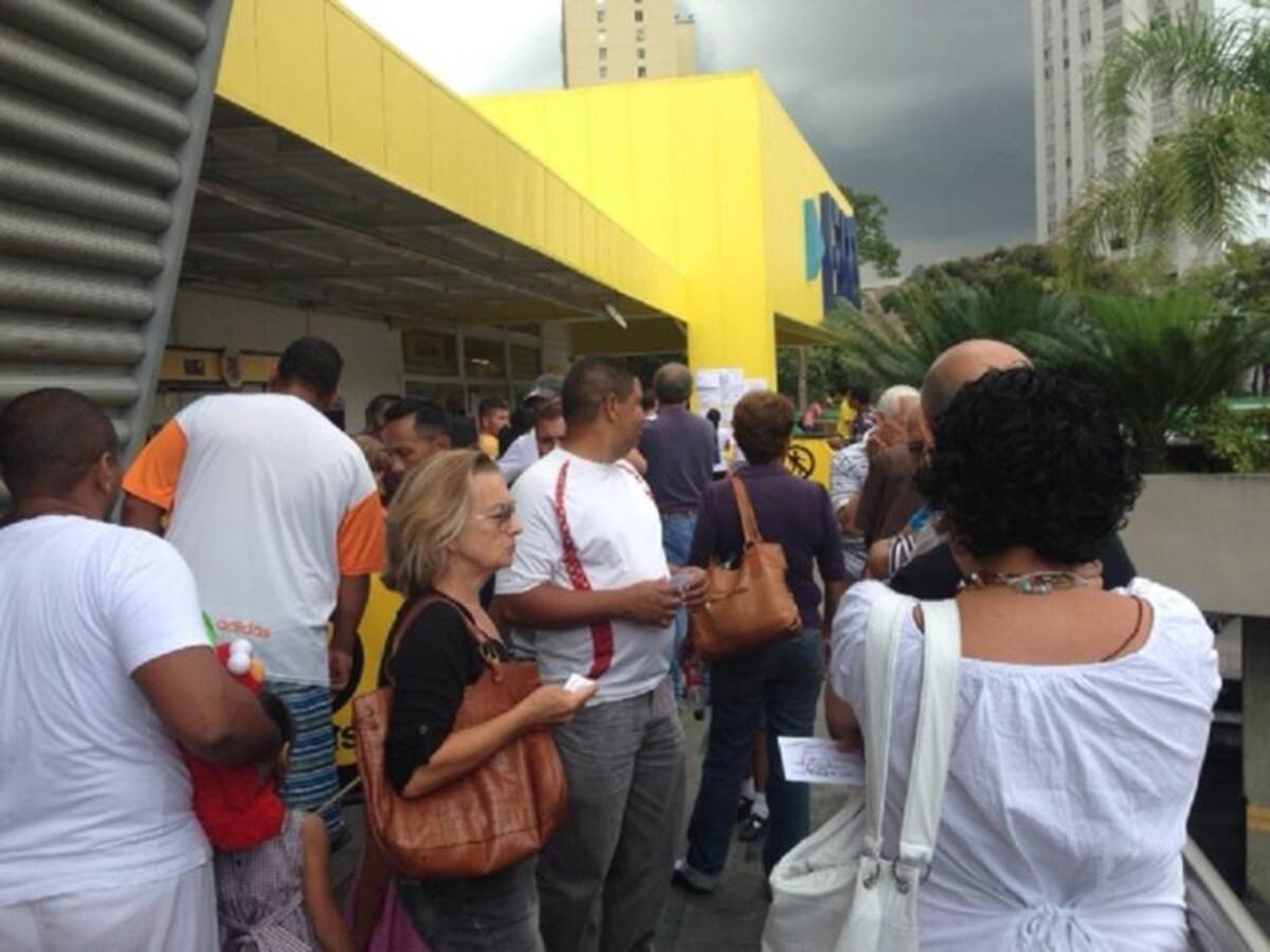 Llega diciembre y en los estantes de los almacenes en Caracas y otras ciudades se ven pocas mercancías, por causa de las medidas del gobierno que tiene en aprietos a los comerciantes, según afirman los empresarios y sectores de la oposición. Largas filas.