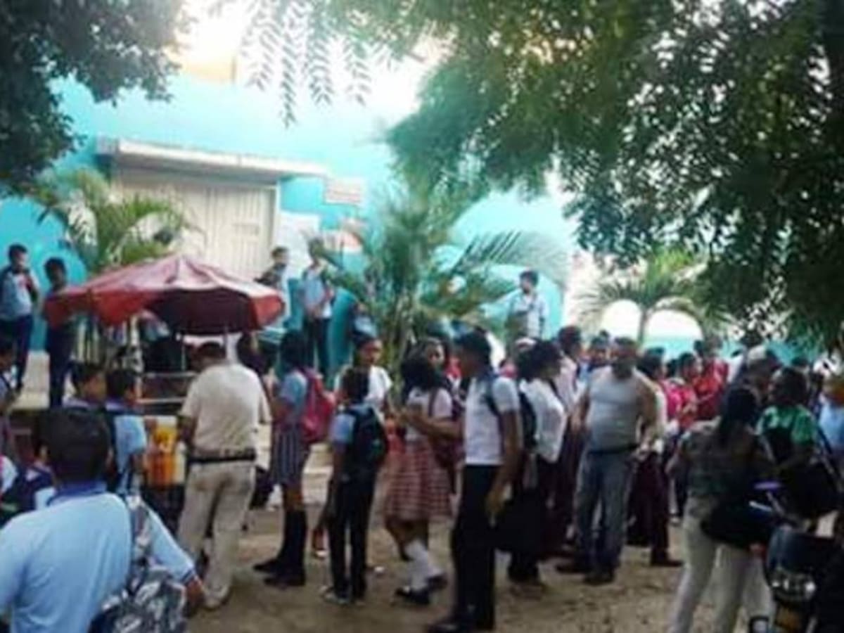 En el Carmen de Bolívar, padres de niñas afectadas con VPH bloquean entrada a colegios