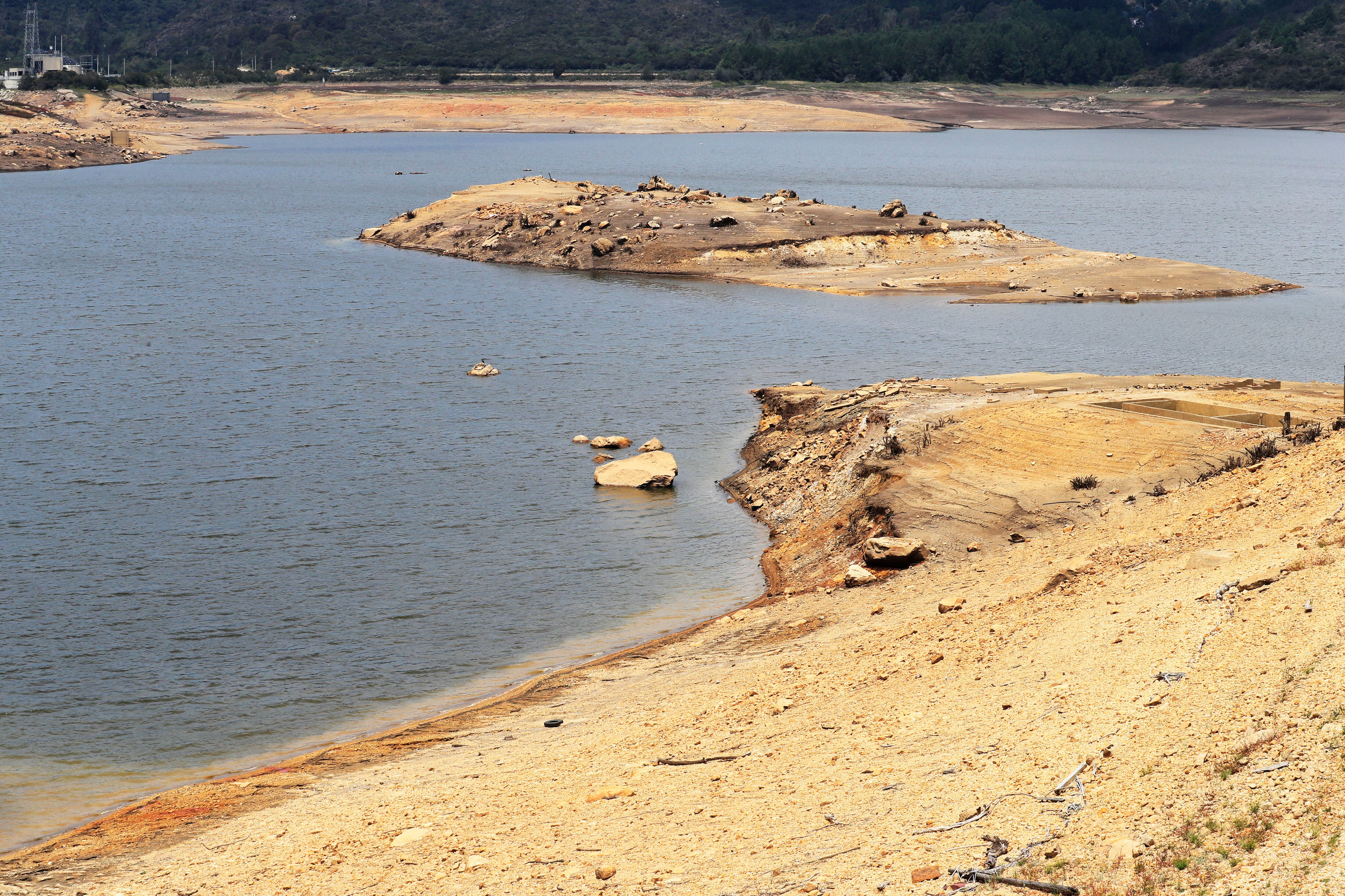 Con extensas playas formadas por la falta de agua se observa el embalse San Rafael ubicado en el municipio de La Calera (Colombia). EFE/Carlos Ortega