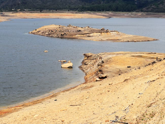 Con extensas playas formadas por la falta de agua se observa el embalse San Rafael ubicado en el municipio de La Calera (Colombia). EFE/Carlos Ortega