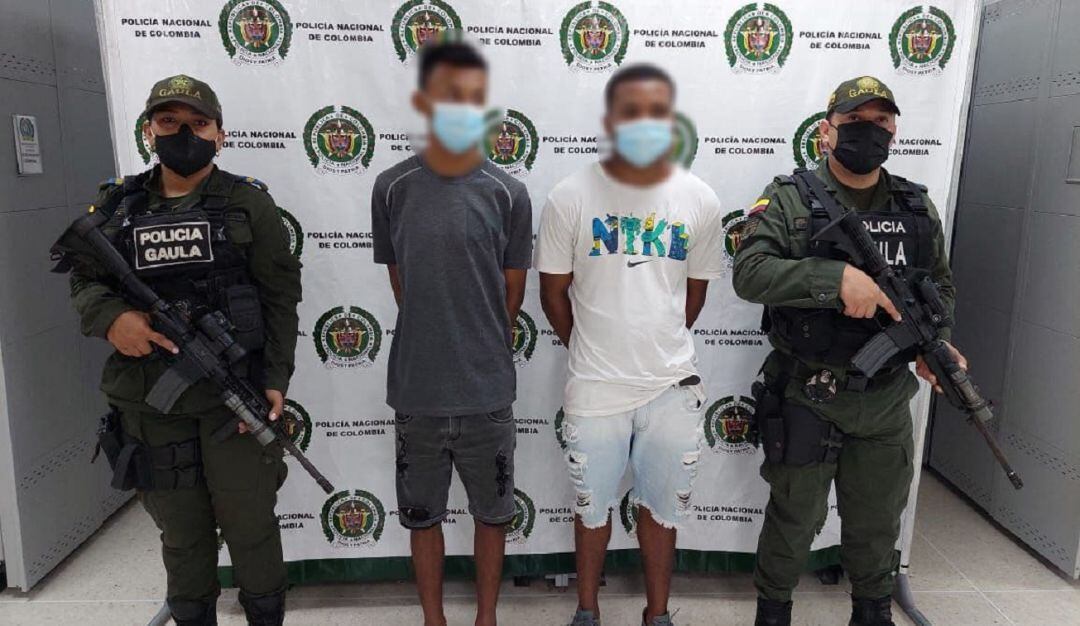 Dos hombres, uno de ellos menor de edad, estaban exigiendo una suma de dinero para devolverle los documentos a una mujer víctima de robo