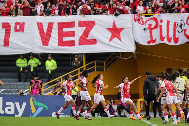 Las jugadoras de Santa Fe celebran uno de sus dos goles en el partido / Colprensa.