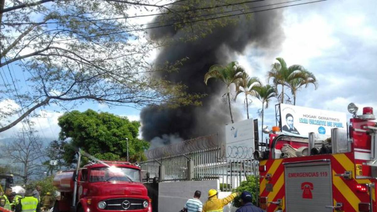 Después de seis horas bomberos lograron apagar incendio en una fábrica al sur de Armenia