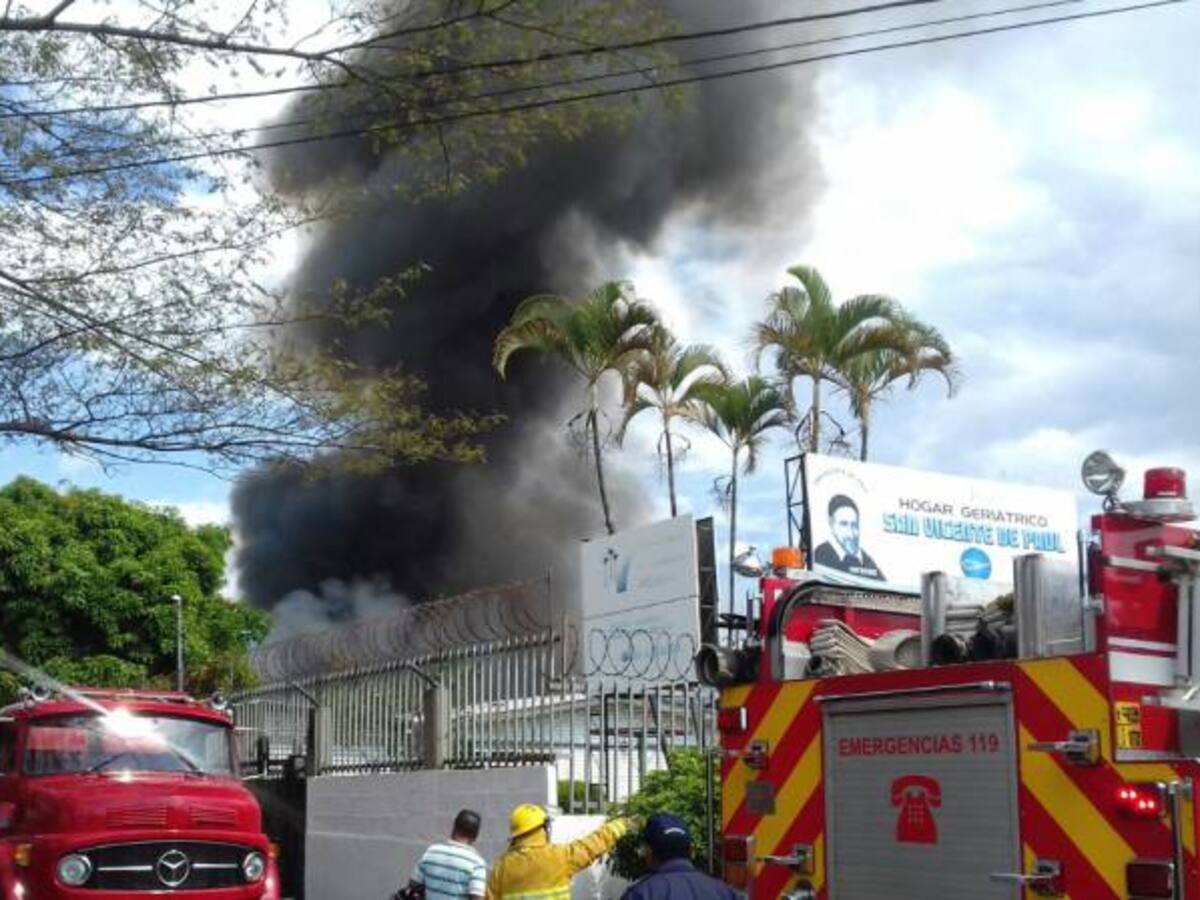 Después de seis horas bomberos lograron apagar incendio en una fábrica al sur de Armenia