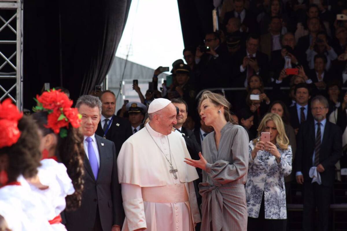 El papa Francisco con el presidente Santos y su esposa en la plaza de armas de la Casa de Nariño