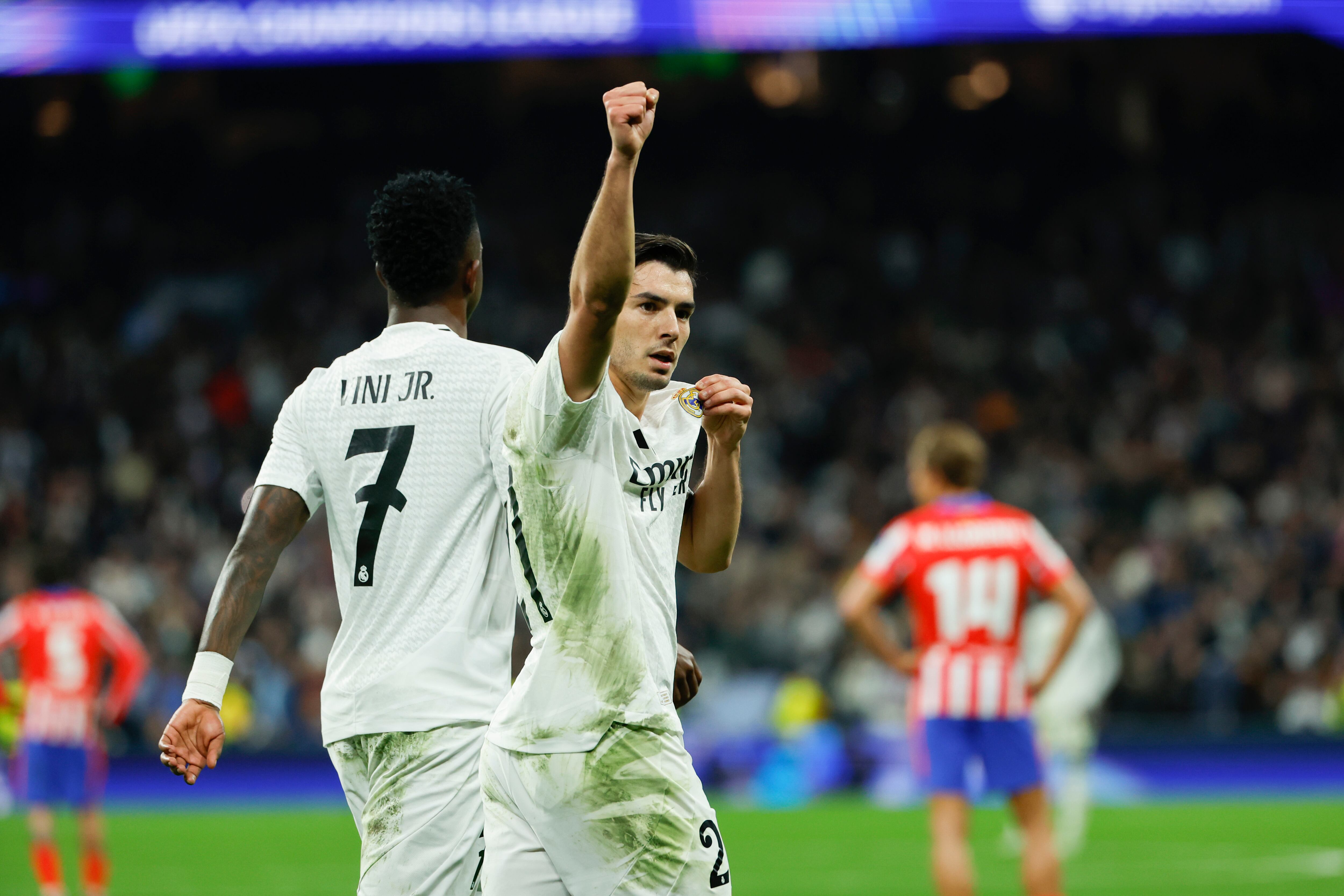 El centrocampista del Real Madrid, Brahim Díaz, tras conseguir el segundo gol del equipo madridista durante el encuentro correspondiente a la ida de los octavos de final de la Liga de Campeones que Real Madrid y Atlético de Madrid disputan hoy martes en el estadio Santiago Bernabéu, en Madrid. EFE / Juanjo Martín.