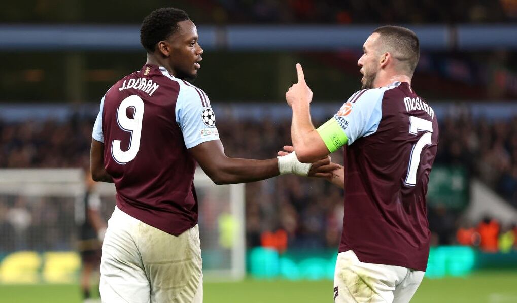 Jhon Duran y John McGinn / Getty Images
