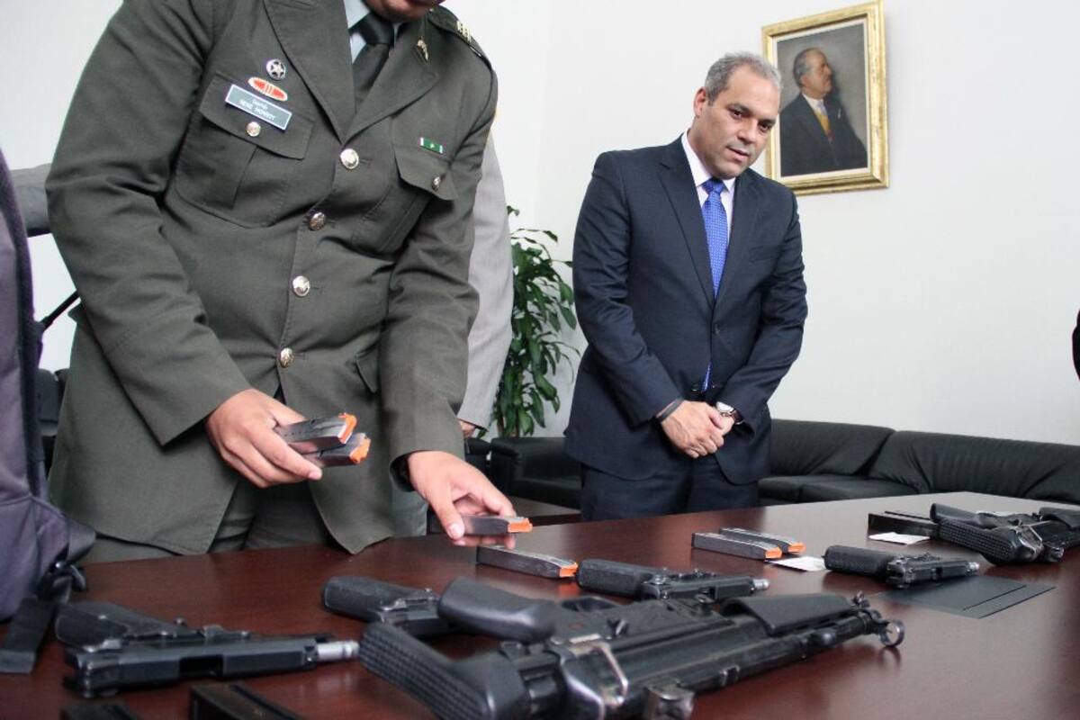 Sorprendió el abultado número de armas de corto y largo alcance que tenía en su poder José David Name quien además pidió desarme e invito a sus colegas a imitar este acto.