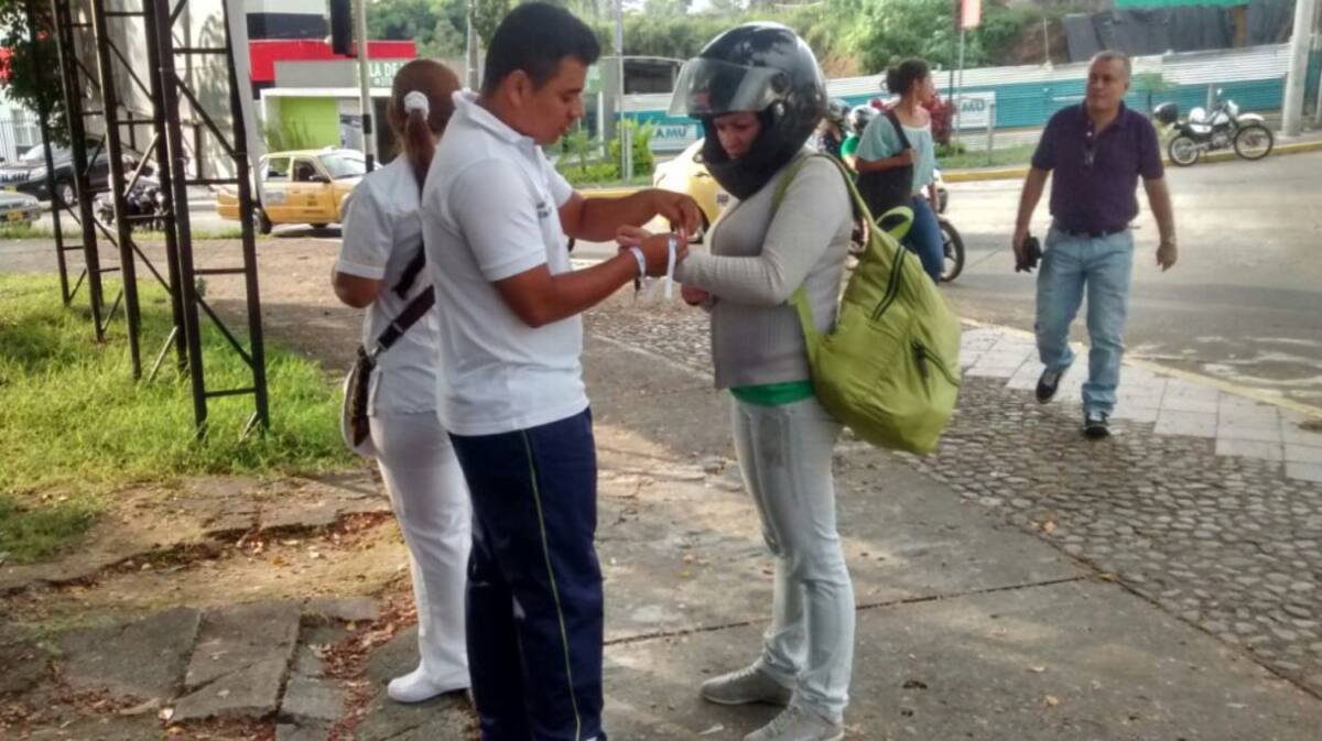 Entrega de manillas a motociclistas