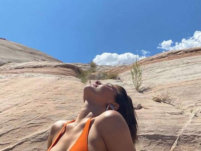 Kylie Jenner encantó a sus seguidores con diminuto bikini en el desierto