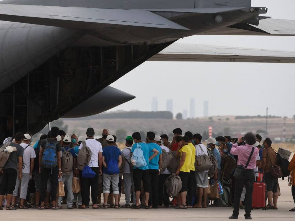 Estudiantes y padres de familia de California están varados en Afganistán